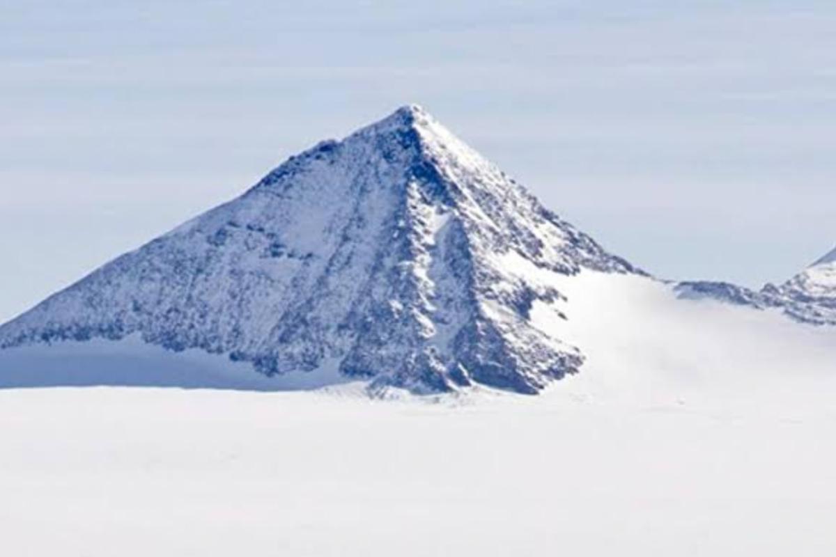 La 'pirámide de la Antártida' puede apreciarse con gran detalle mediante Google Earth.