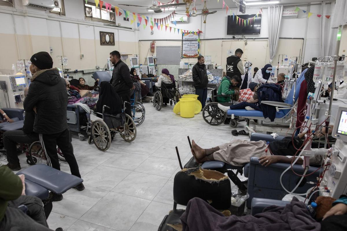 Pacientes que requieren de diálisis y no han podido abandonar el hospital Nasser de Gaza.
