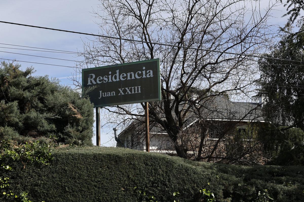Letrero de la residencia madrileña en la que murieron tres personas, tras registrarse un incendio.