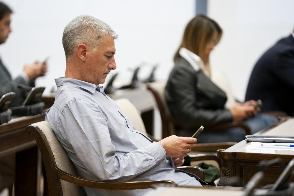 Oskar Matute con el teléfono móvil.