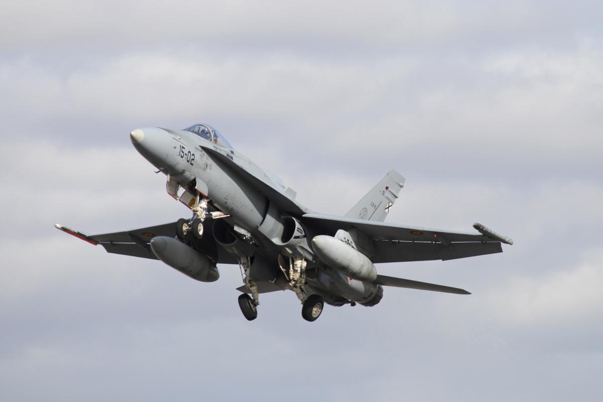 Un caza modelo EF-18M Hornet español aterrizando en la base aérea de Albacete, en una imagen de archivo