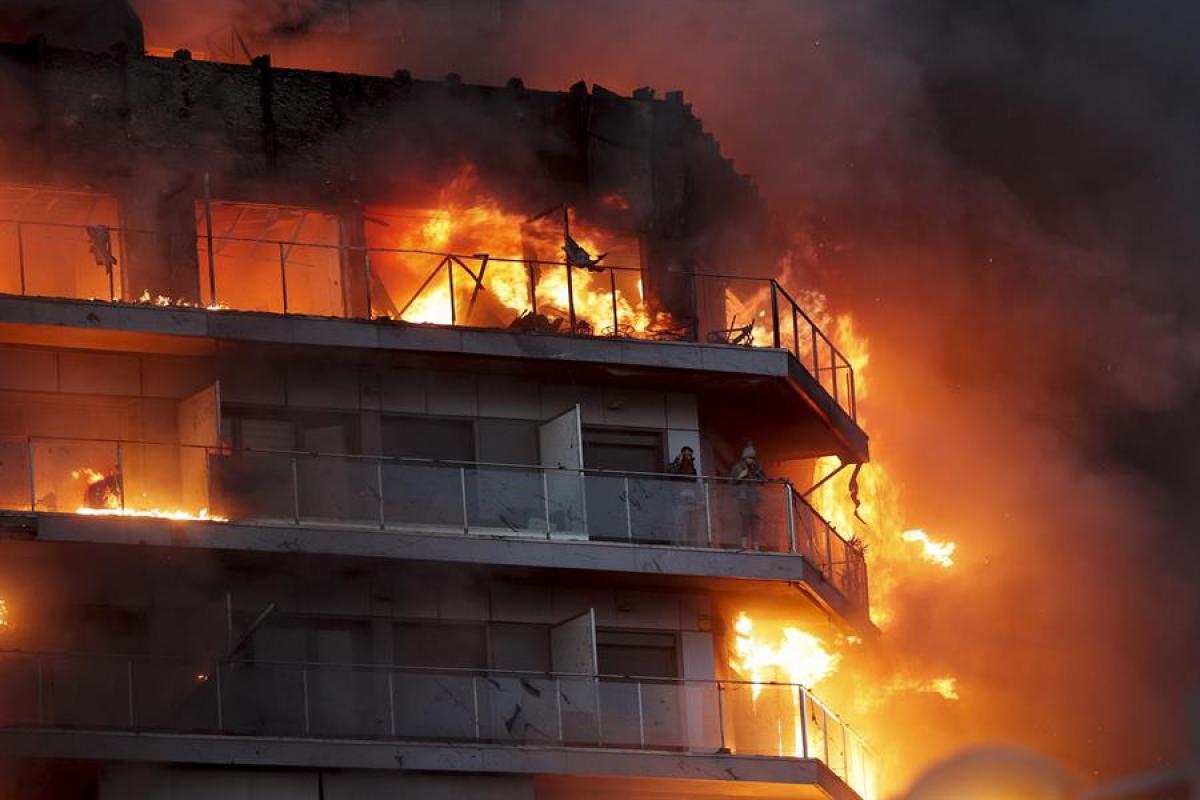 El incendio alcanza las alturas más elevadas del bloque