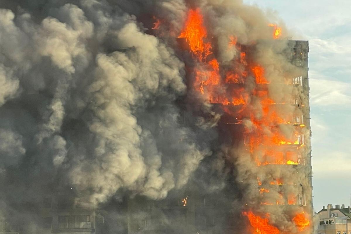 Imagen del edificio incendiado en el barrio de Campanar (Valencia)