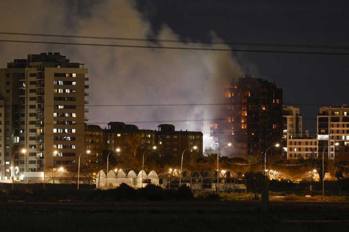 Vista nocturna de la zona, con el incendio aún activo