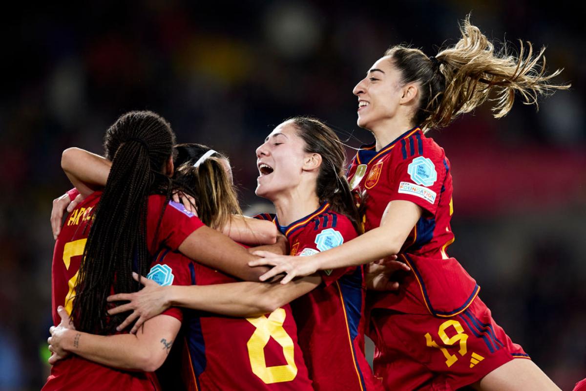 Aitana Bonmatí celebra su gol a Países Bajos junto a varias compañeras