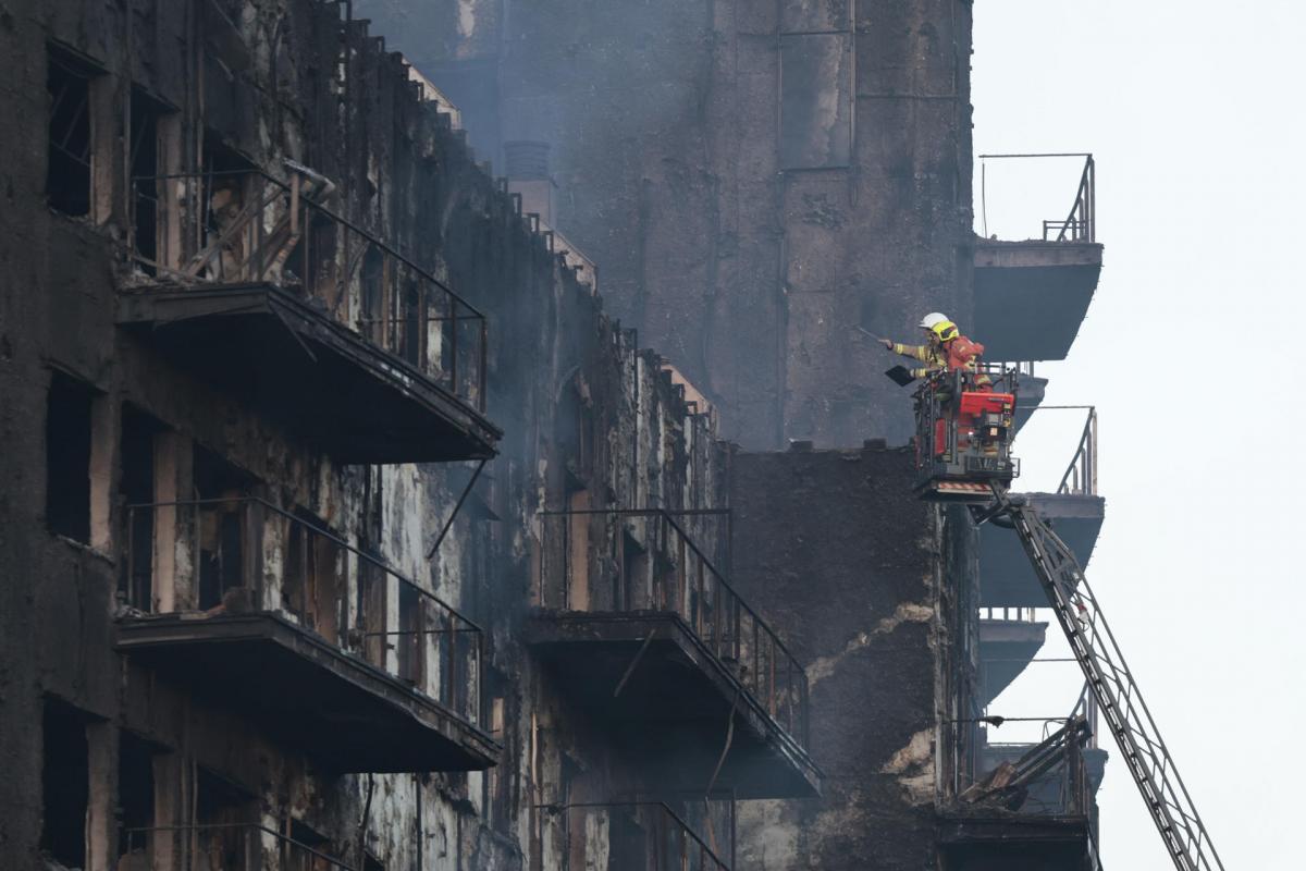 Los bomberos continúan trabajando este viernes tras el fulminante y devastador incendio en un edificio de viviendas de catorce plantas en València, que se ha propagado a otro anexo, y ha causado cuatro muertos y se busca a otras diecinueve personas que están desaparecidas y a quienes sus familiares no han logrado localizar desde que comenzó el fuego.