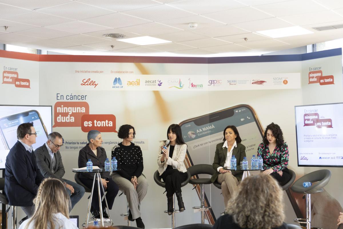 Representantes de asociaciones de pacientes de cáncer y Emi Huelva durante la presentación de la iniciativa "En cáncer, ninguna duda es tonta".