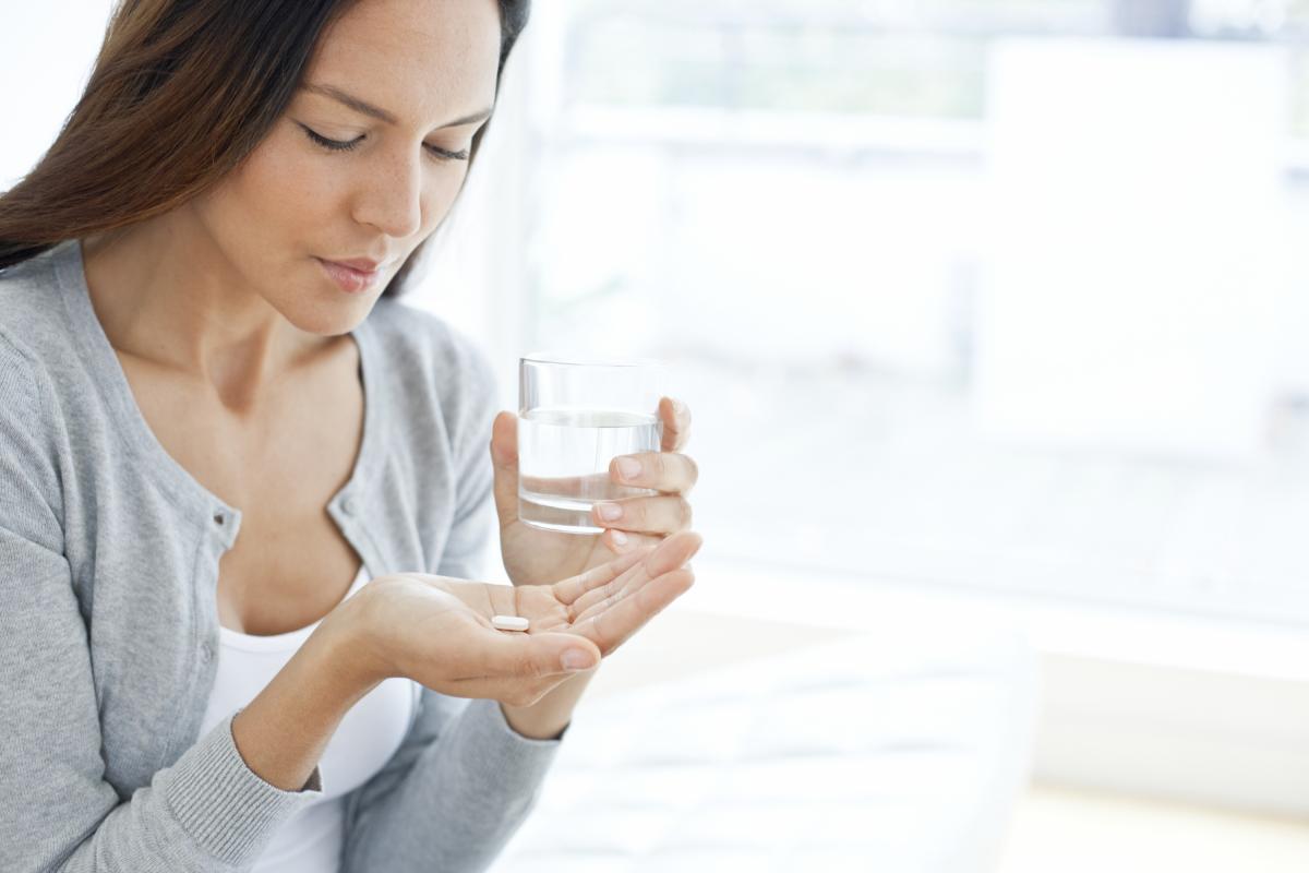 Mujer tomando un medicamento