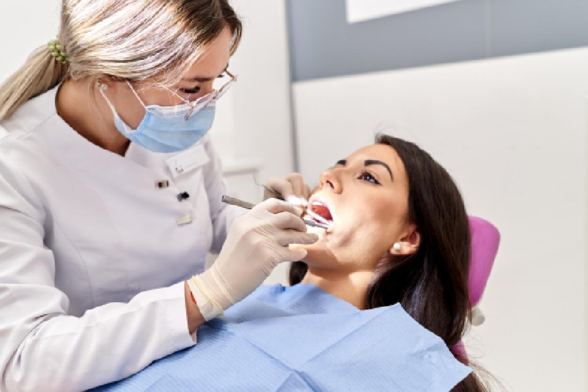 Una mujer en el dentista.