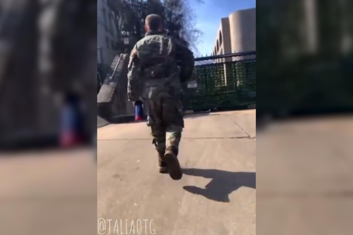 Captura de un momento del vídeo en el que el soldado se quema a lo bonzo ante la legación diplomática israelí en la capital estadounidense.