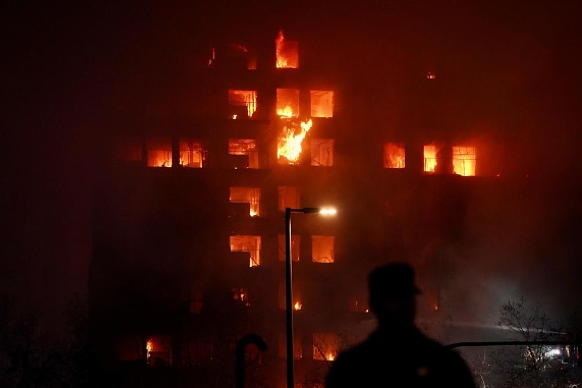 Las llamas asolan a dos edificios en el brutal incendio de Nou Campanar.