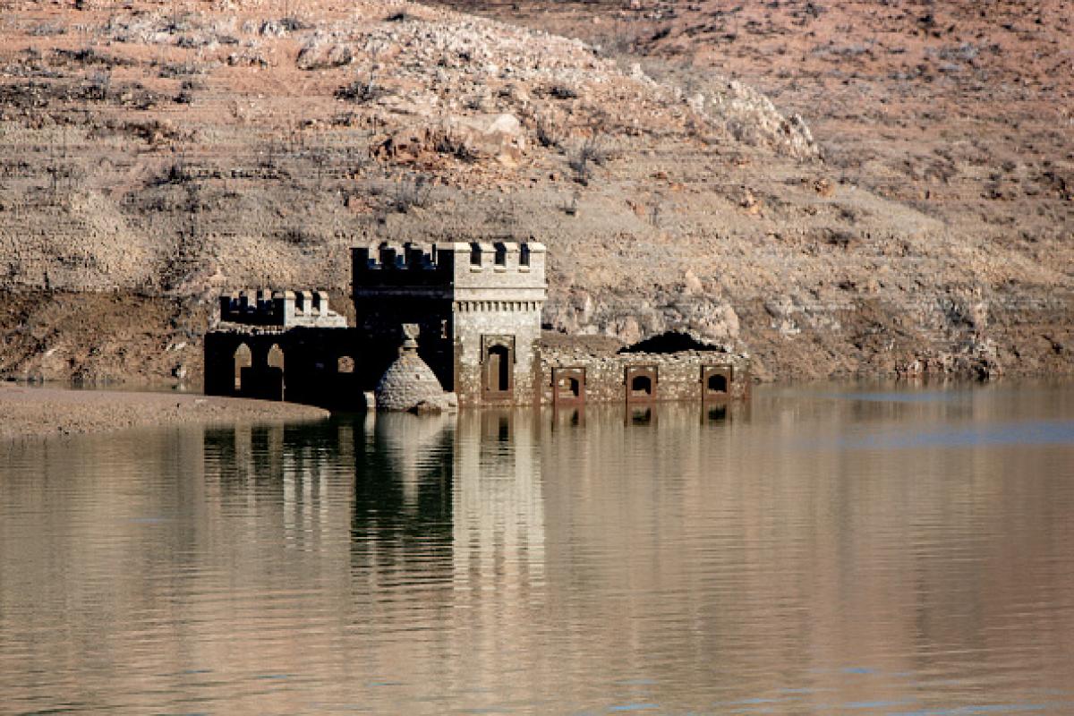 Imagen de archivo de vestigios del antiguo pueblo de Sant Roma de Sau, asomando en uno de los embalses catalanes.