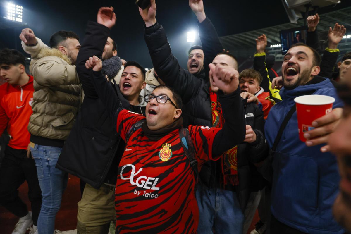 Aficionados del Mallorca celebran uno de los goles marcados en la semifinal de la Copa del Rey.