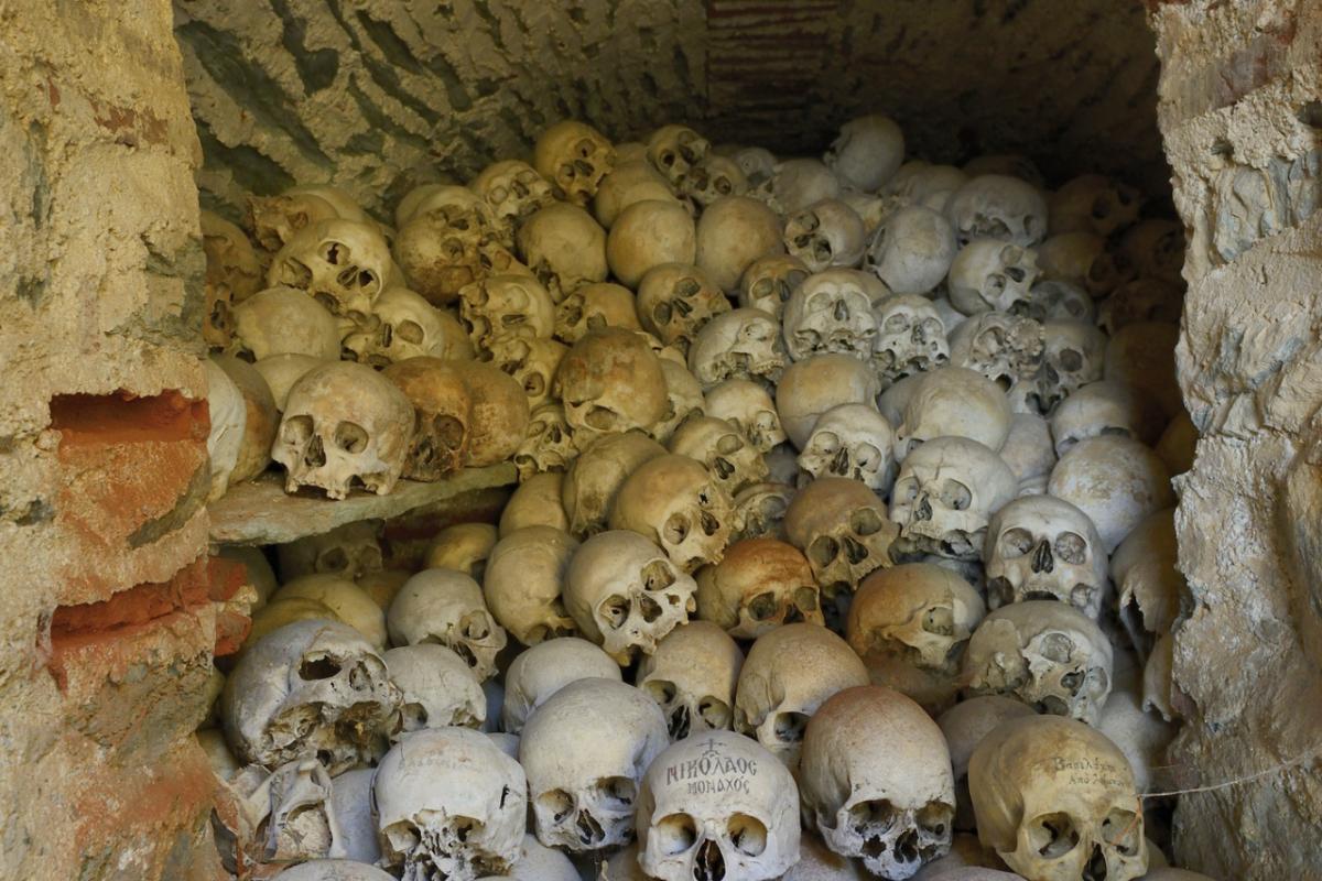 El osario del monasterio Dionysiou, ubicado en la península del Monte Athos, y que guarda las calaveras de los monjes que habitaban en él.