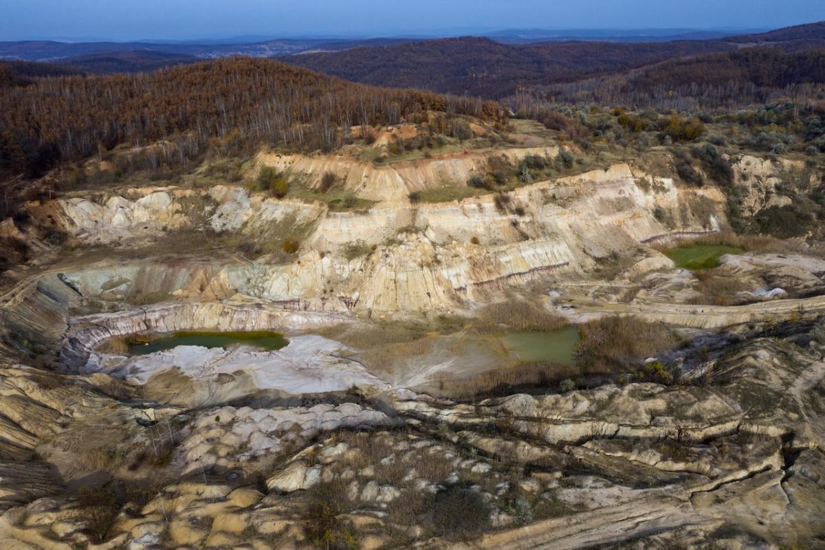 Vista aérea de una mina a cielo abierto abandonada en Europa.