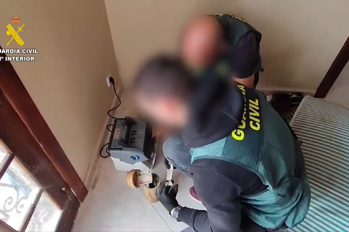 Agentes de la Guardia Civil, durante el registro en el marco del operación.