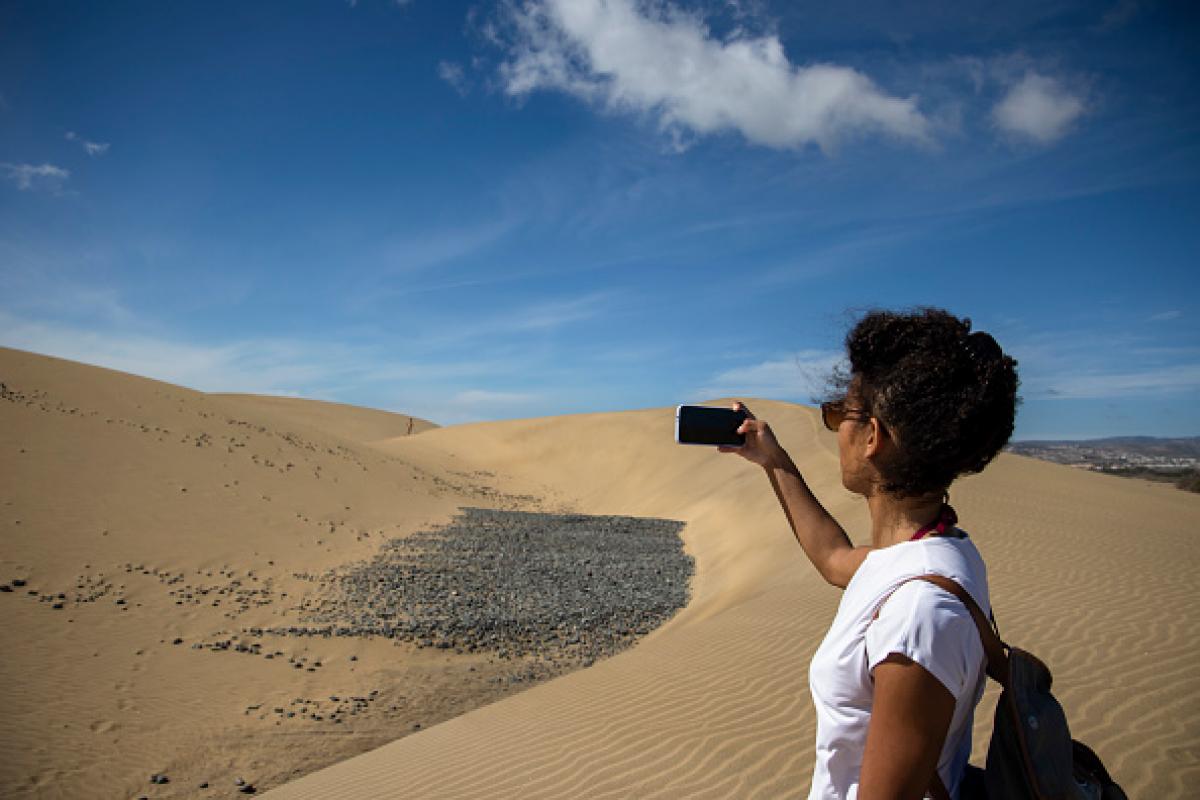 Imagen de archivo de una mujer tomándose un selfi en las dunas de Maspalomas (Las
Palmas de Gran Canaria).