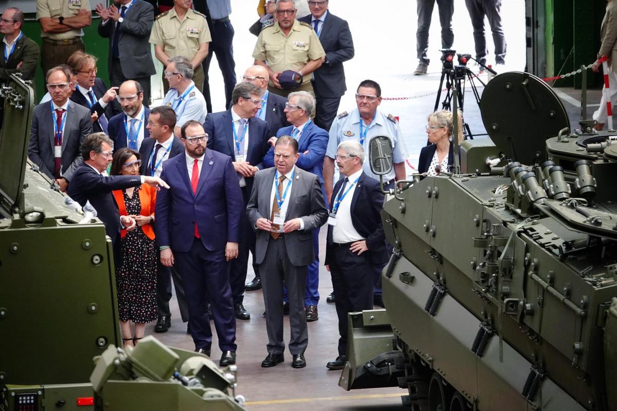 La ministra de Defensa, Margarita Robles, y el presidente del Principado en funciones, Adrián Barbón, durante una visita a la fábrica de Santa Bárbara Sistemas en Trubia, a 30 de junio de 2023, en Turbia, Asturias