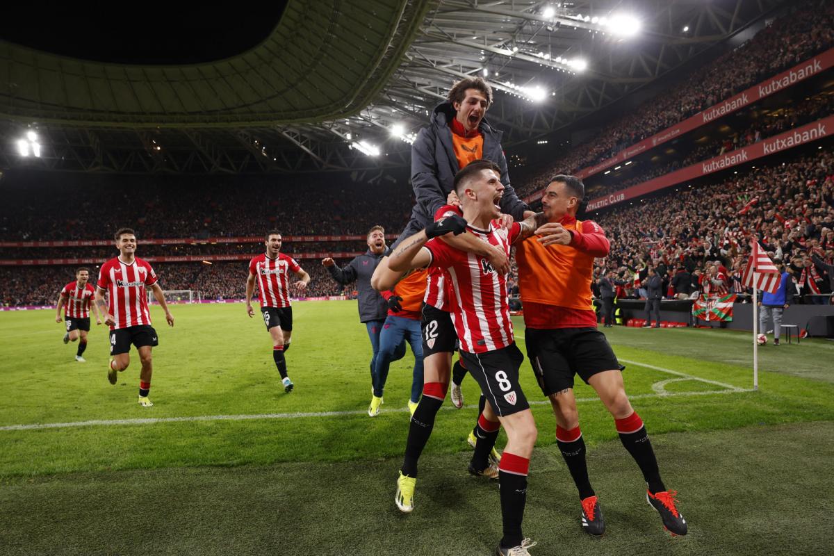 Los jugadores del Athletic Club celebran el tercer gol del equipo vasco al Atlético de Madrid.