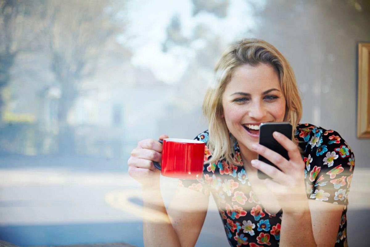 Mujer sorprendida por lo que ha visto en su móvil