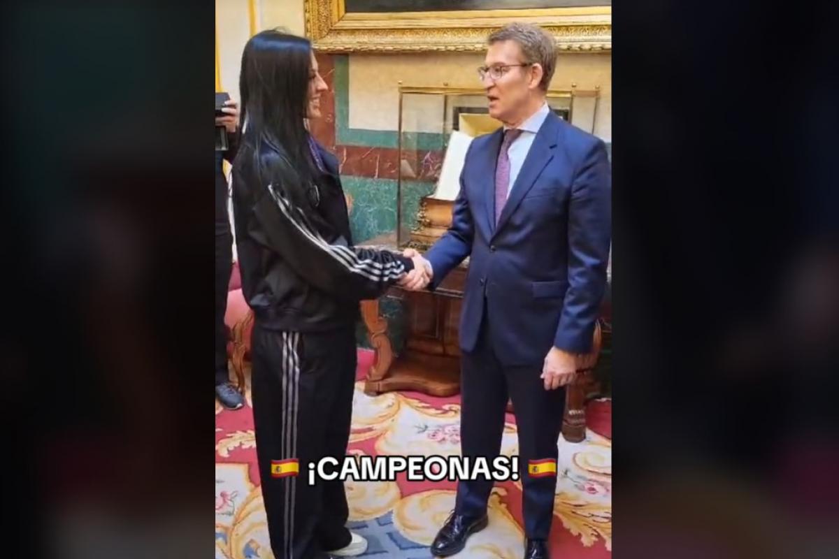 Alberto Núñez Feijóo saludando a Jenni Hermoso.