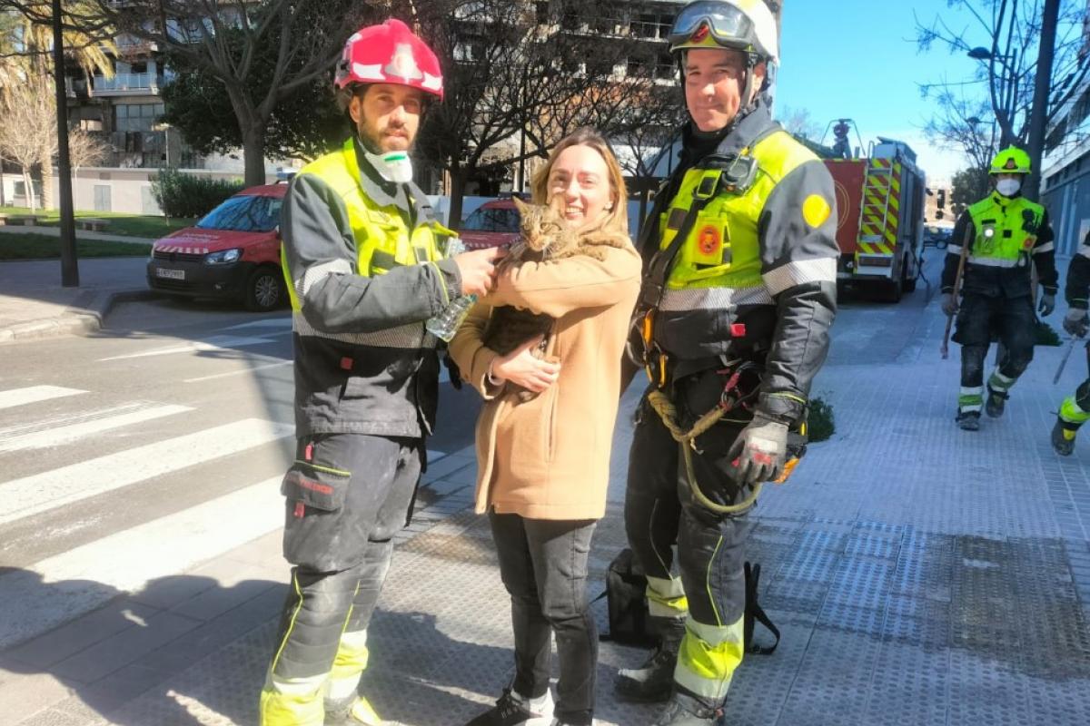 Los bomberos entrega a Coco a su dueña.