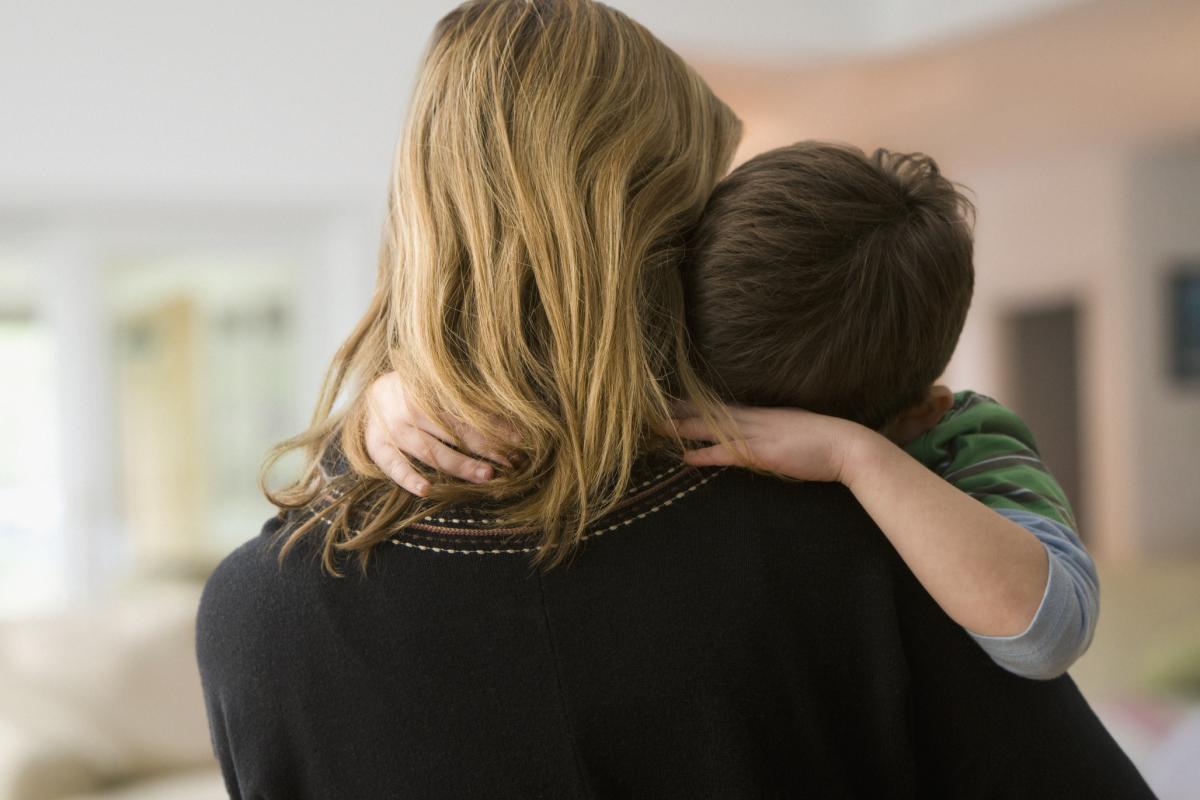 Foto de archivo de una madre con su hijo.
