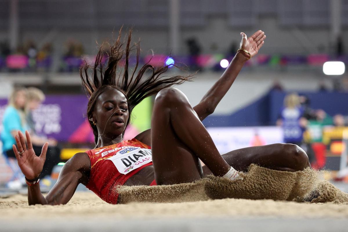 Fátima Diame completa el salto por el que se ha llevado el broce en los Mundiales Indoor de Atletismo de Glasgow.