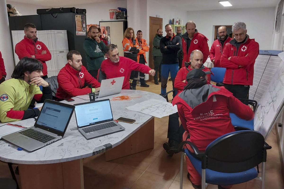Imagen del Puesto de Mando instalado en el local de la Federación Cántabra de Espeleología de Arredondo, para seguir el rescate de cuatro espeleólogos que permanecen atrapados en el interior de la cueva Vallina, en el municipio cántabro por la crecida de un río subterráneo.