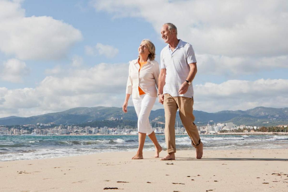 Pareja paseando por la playa