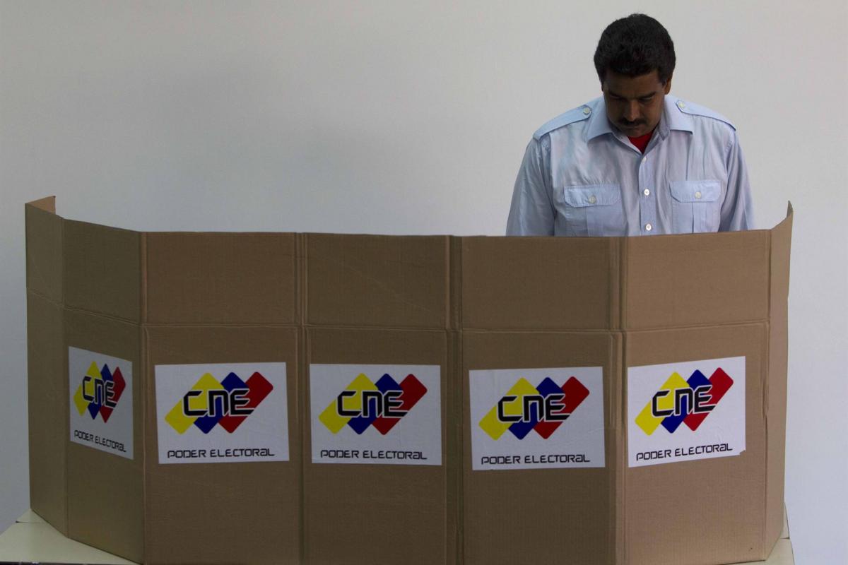 El presidente de Venezuela, Nicolás Maduro, votando en unas elecciones