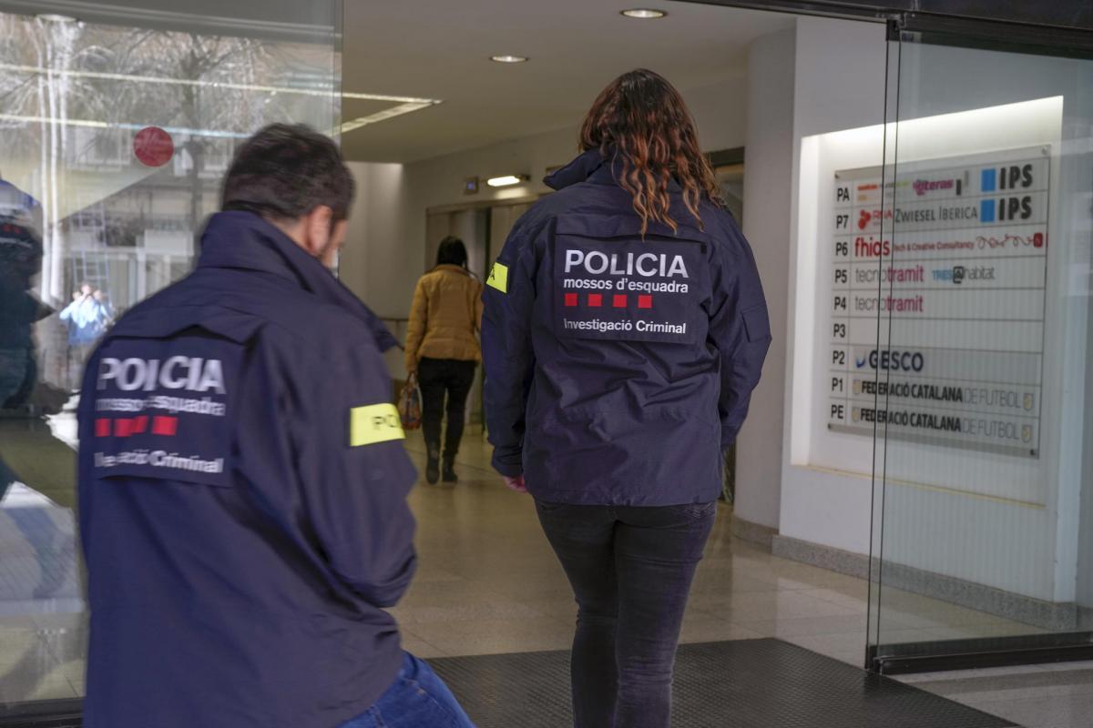 Los Mossos d'Esquadra están registrando este martes la sede de la Federación Catalana de Fútbol (FCF), en Barcelona, según han informado a EFE fuentes cercanas al caso. Los agentes de la policía autonómica han irrumpido a primera hora de la mañana en las oficinas de la FCF, en la calle Sicilia de la capital catalana, donde no han dejado acceder a los trabajadores.