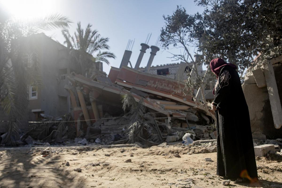 Una mujer palestina observa su casa destruida, en Yan Yunis (Gaza).