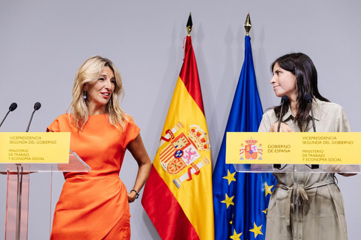 La vicepresidenta segunda y ministra de Trabajo, Yolanda Díaz, y la presidenta del sindicato mayoritario en el fútbol femenino (FUTPRO), Amanda Gutiérrez, en una imagen de archivo.