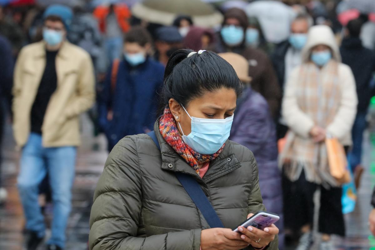 Personas con mascarillas durante la pandemia del covid.