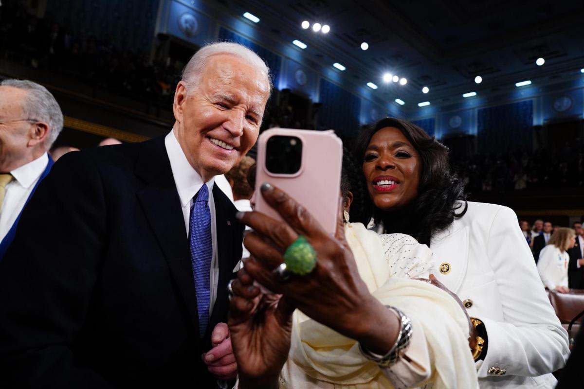 El presidente de los Estados Unidos, Joe Biden, llega a la Cámara de Representantes de los Estados Unidos para pronunciar su discurso sobre el estado de la Unión.