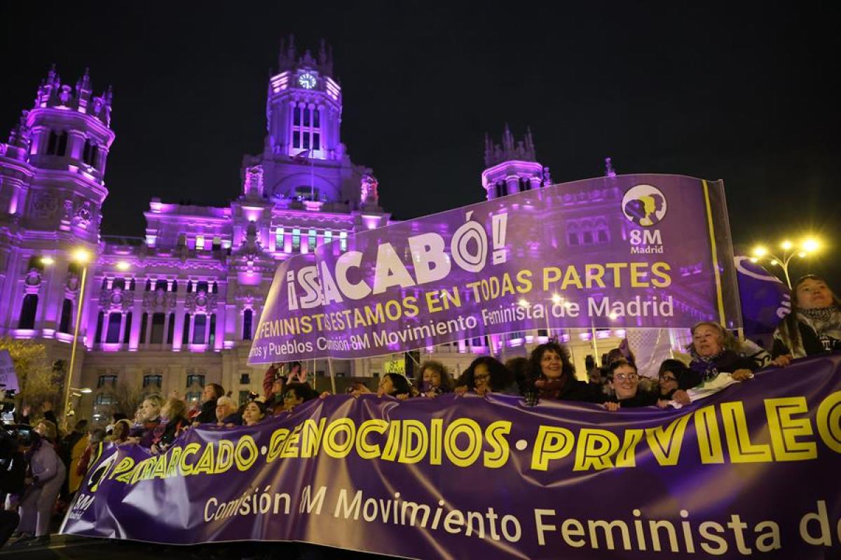 Manifestación principal por el 8M en Madrid, a su paso por el Ayuntamiento
