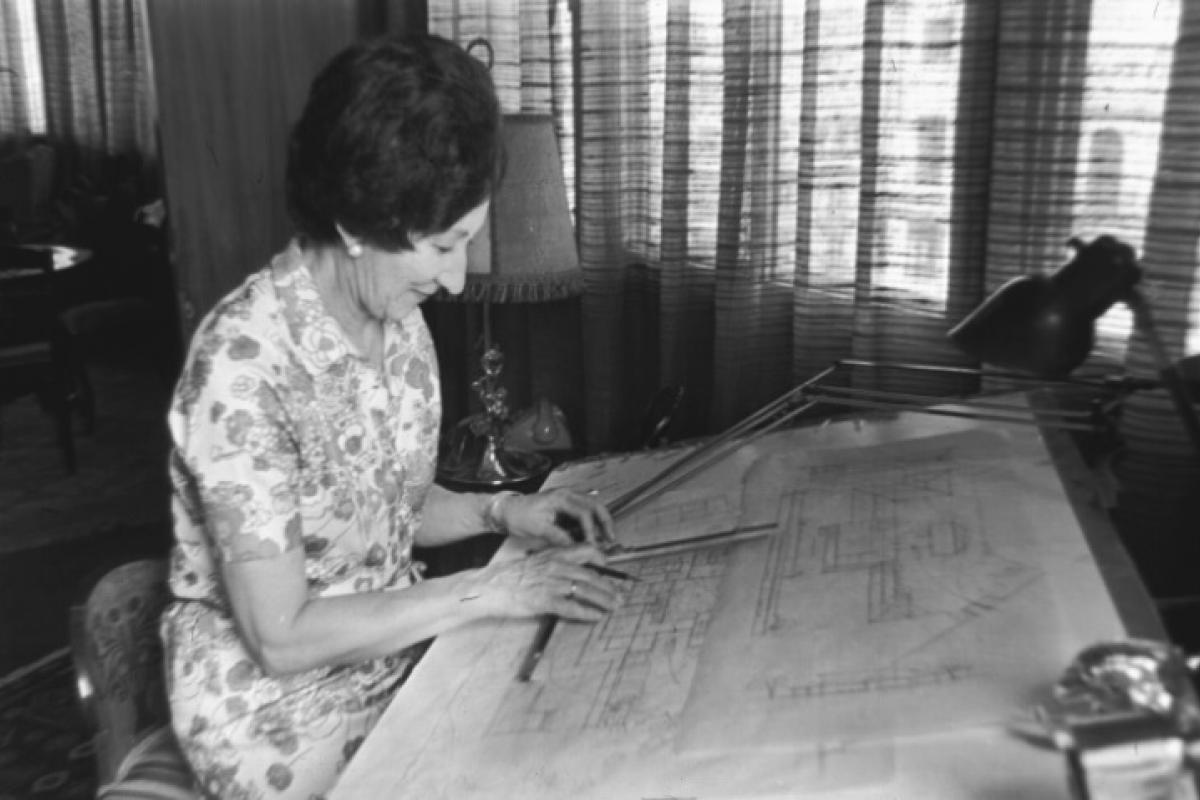 Matilde Ucelay en su mesa de trabajo.