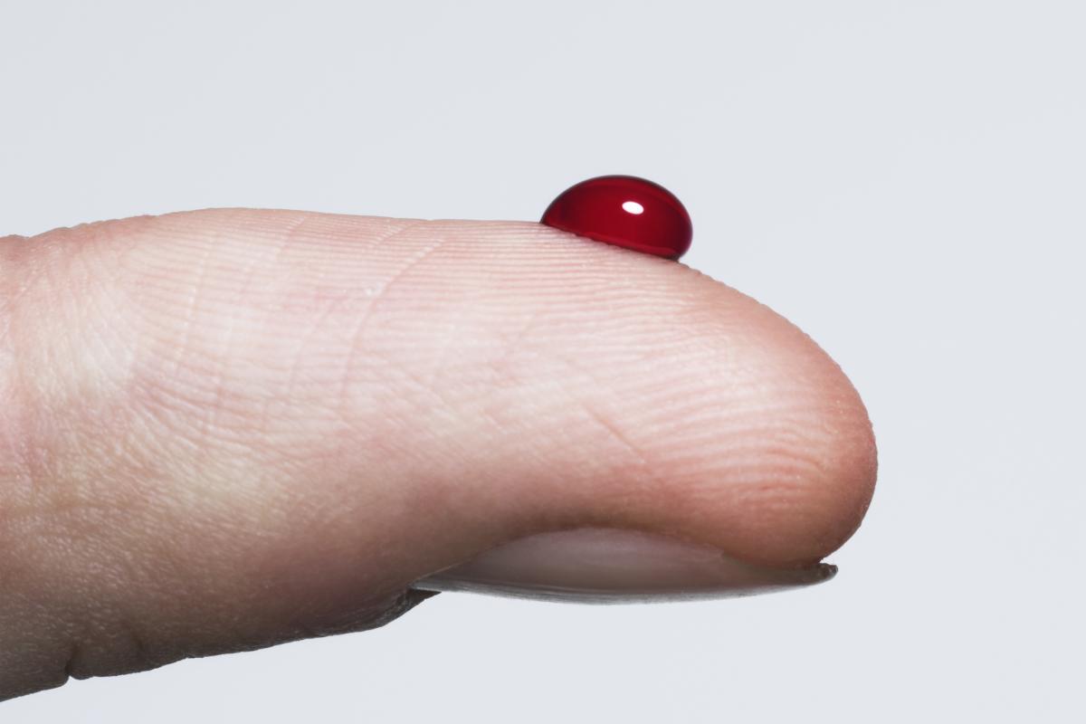 Dedo con una gota de sangre.