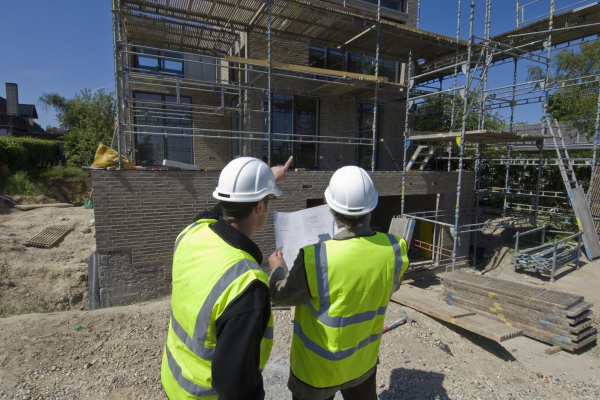 Dos hombres trabajan en una obra.