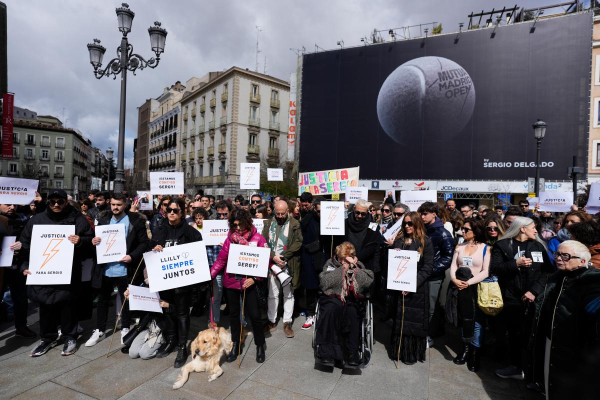 Concentración "Justicia para Sergio Delgado", vallisoletano asesinado la semana pasada en Burgos, este domingo en la plaza de Ópera en Madrid.
