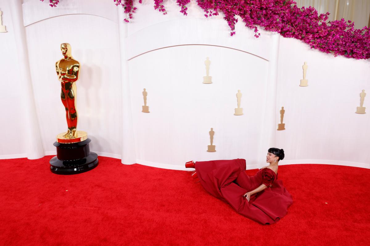 Liza Koshy en los Premios Oscar 2024.