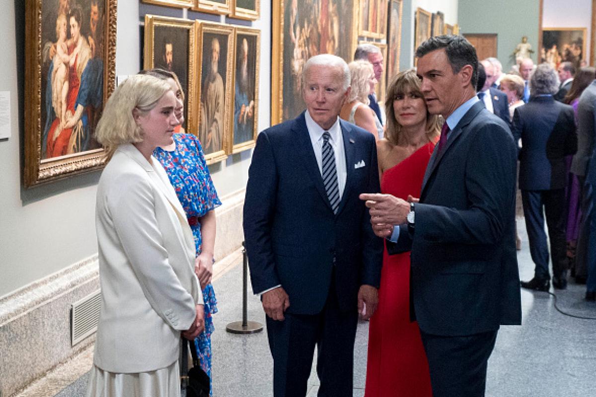 El presidente estadounidense Joe Biden con su nieta Maisy, acompañado del presidente del Gobierno, Pedro Sánchez, y su esposa, Begoña Gómez, en la recepción en el Museo de El Prado durante la cumbre de la OTAN de Madrid.