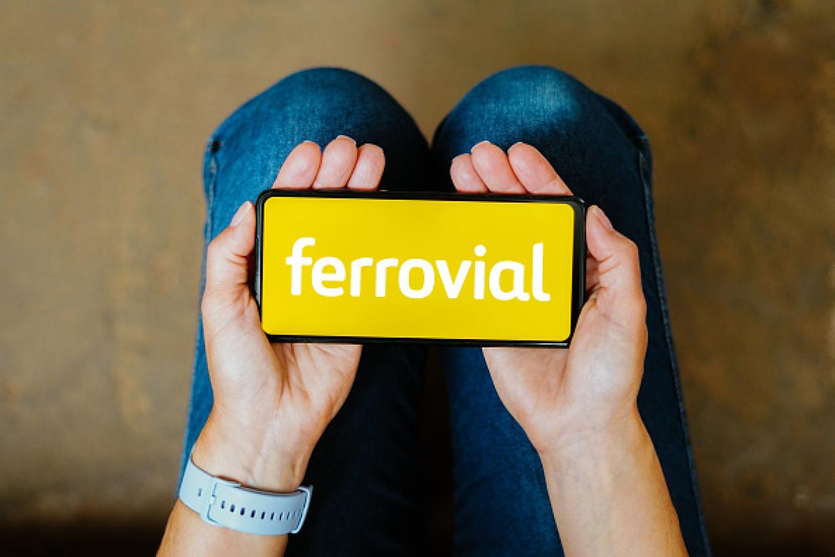 Logo de Ferrovial en el móvil de una persona.