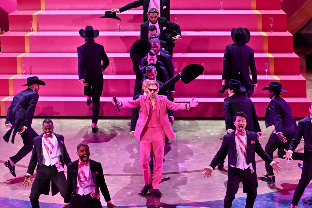 Ryan Gosling, Mark Ronson y Andrew Wyatt interpretando 'I'm Just Ken', de 'Barbie'.