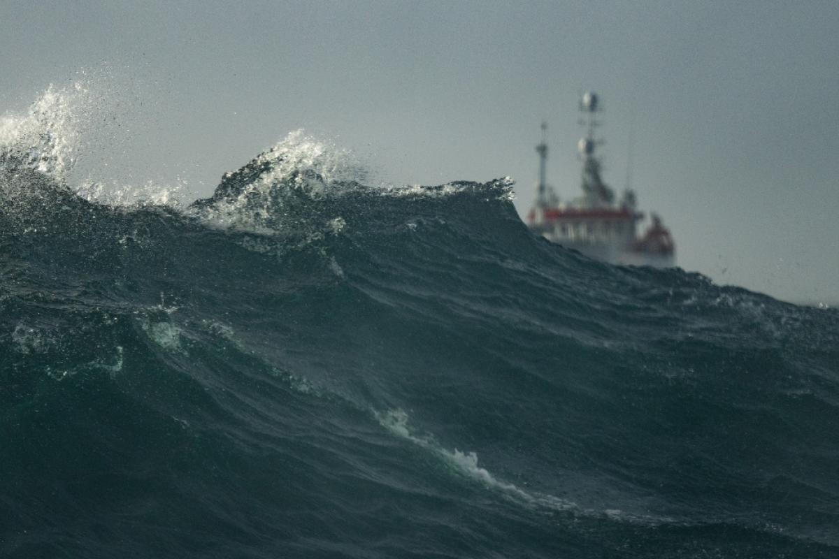 Un barco en el mar con fuerte oleaje