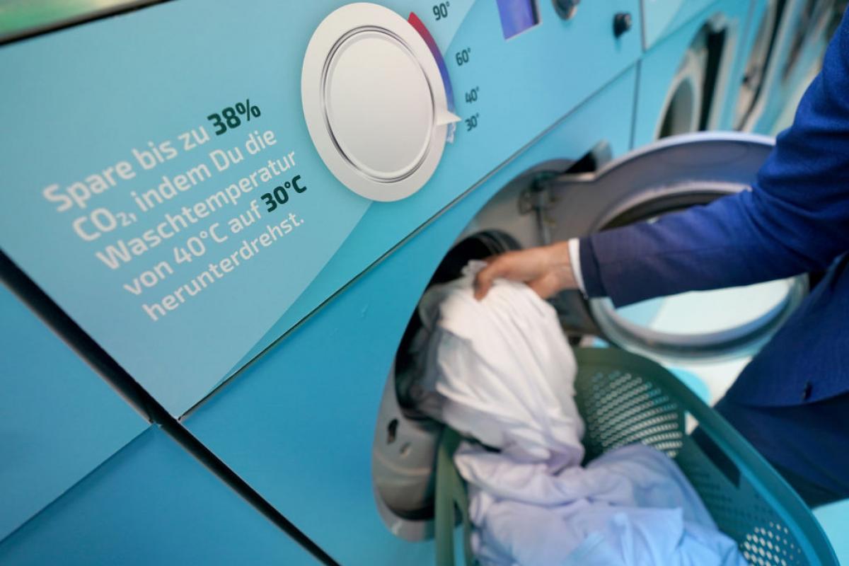 Una persona hace la colada en una exposición en Alemania