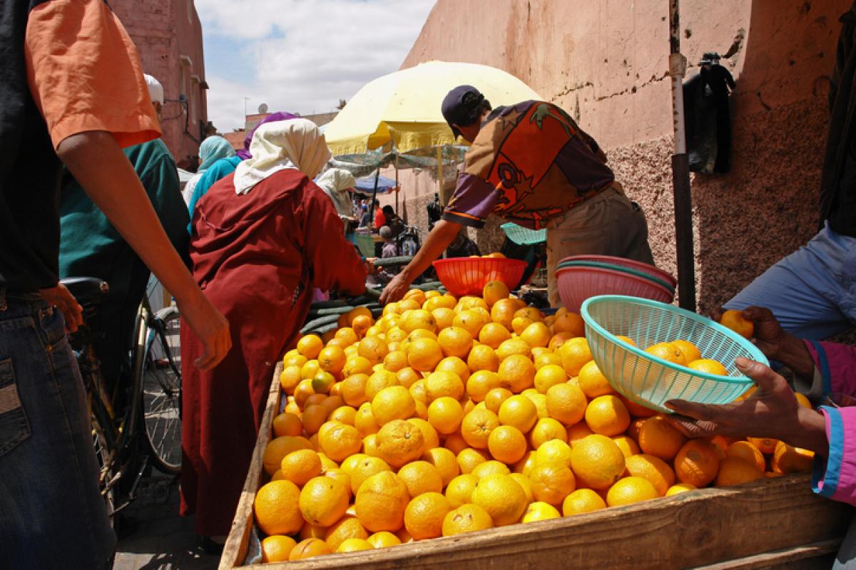 Imagen de archivo de un puesto de venta de fruta en un mercado en Marrakech (Marruecos).