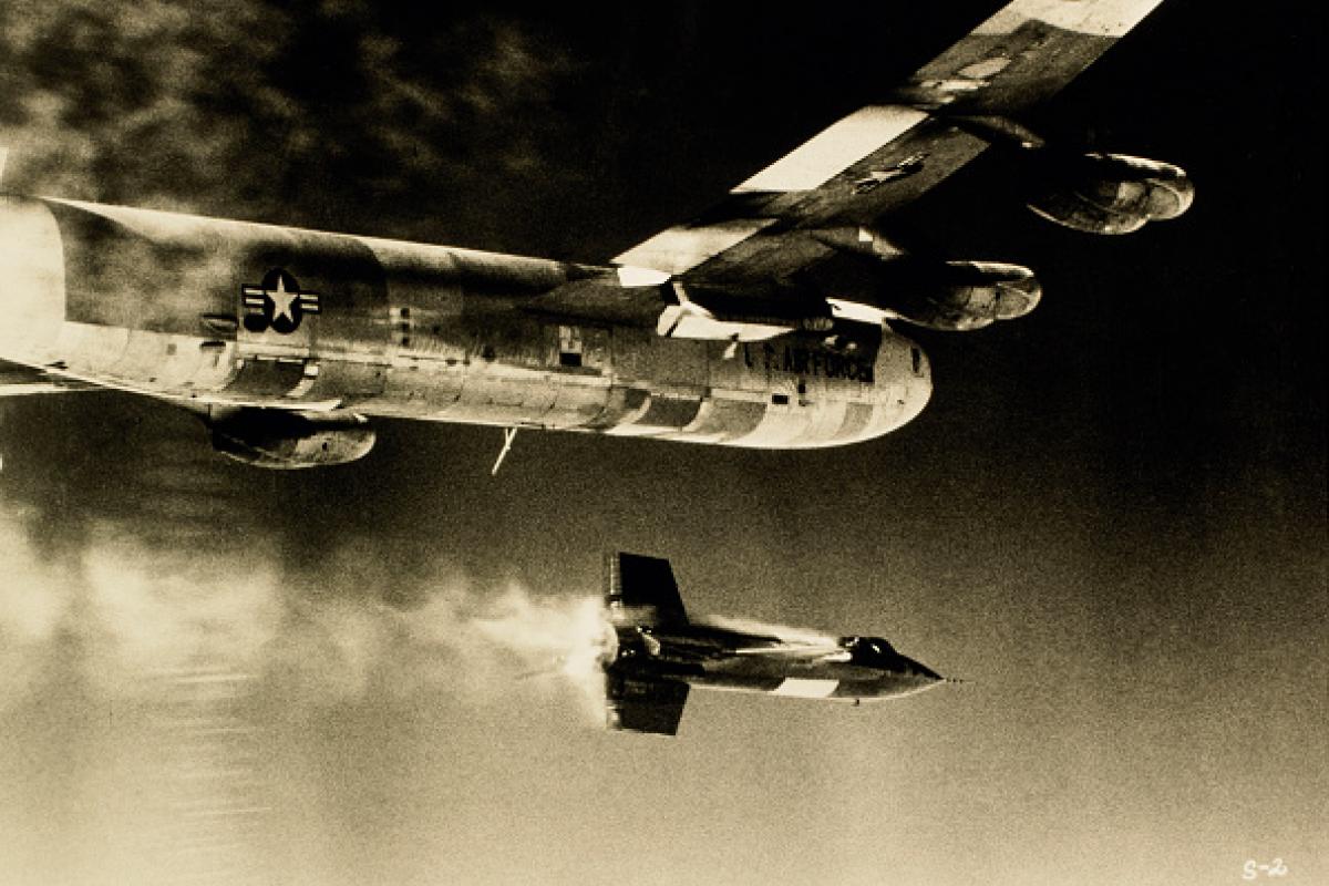Imagen de archivo de un X-1 siendo lanzado desde un bombardero B-52, en 1950.