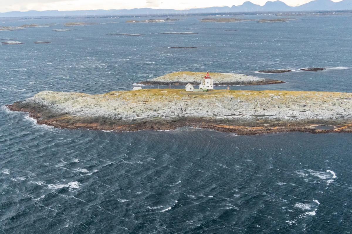 Vista del islote con el faro que está a la venta en Noruega.